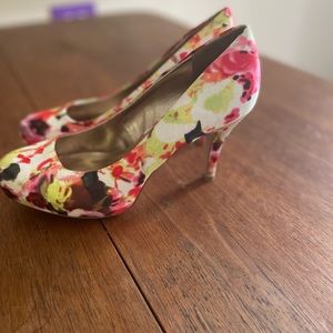 Size 7 Steve Madden Floral Heels. Beautiful preloved condition. So lovely!